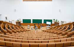 Raumluftmessgerät im Hörsaal zur Überwachung der Staubbelstung.