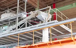 Riemenspannungsmessgerät in der Anwendung an einem Förderband.