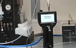 Deeltjesteller tijdens de kalibratie.
