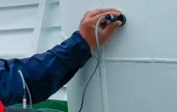 Diktemeter bij de diktecontrole van een schip.