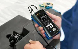 Diktemeter bij de kwaliteitscontrole in de kunststofindustrie.