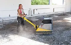 Geluidsniveaumeter voor bouwplaatslawaai op de werkplek.
