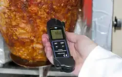 Infraroodthermometer voor het controleren van de temperatuur van een döner-spies.