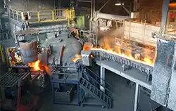 Infraroodthermometer bij gebruik in de metaalindustrie bij een hoogoven.