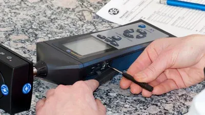 Justering van een geluidsniveaumeter in het kalibratielaboratorium.