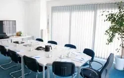 Luchtvochtigheidsmeter bij het controleren van het comfortklimaat op kantoor.