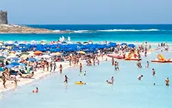 Een metaaldetector in gebruik op het strand om waardevolle vondsten, zoals sieraden, te vinden.