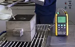 Thermometer PCE-T 1200 met thermokoppels voor temperatuurbewaking bij de productie van een drijfstang.