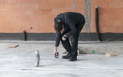 Controle van het droogproces met een bouwvochtmeter.