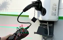 Controle van een E-laadstation Wallbox met behulp van een PCE EVSE-meetinstrument.
