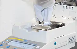 Vochtmeter PCE-MA 110 bij een kalibratie.