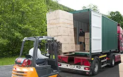 Vochtigheidsmeter in gebruik in een transportvoertuig.