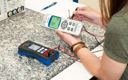 Kalibrator PCE-RTD 20 bij simulatie van een temperatuursensor.