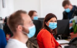 Luchtkwaliteitsmeter PCE-CMM 8 voor continue controle in een open kantoorruimte.