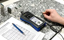 Materiaaldiktemeter PCE-TG 300 bij kalibratie.