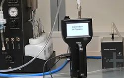 Deeltjesmeter tijdens de kalibratie.