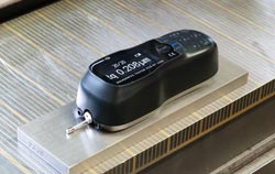 Ruwheidsmeetapparaat in gebruik.