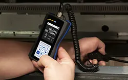 Riemspanningstester PCE-BT 2000 in gebruik