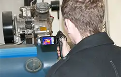 Inspectie van de generator met een warmtebeeldcamera.