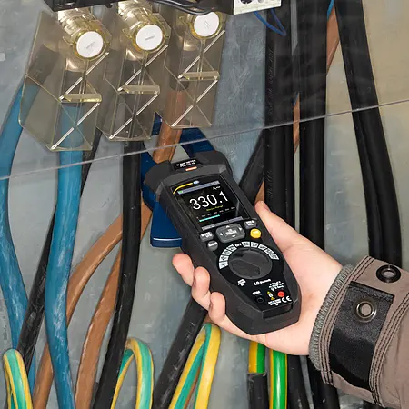 Digitale multimeter in gebruik