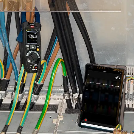 Digitale multimeter in gebruik