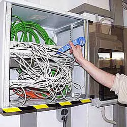 Toongenerator die dient om een signaal in de telefoonlijn of het LAN netwerk in te voeren.