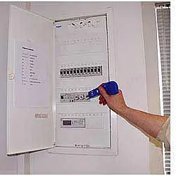 Tester tijdens het zoeken naar een telefoonlijn van de kabeldetector.