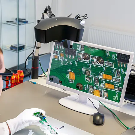 Microscoop PCE-OVM 3D in gebruik
