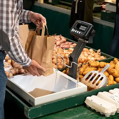 pakketweegschaal in gebruik