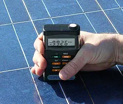 Zonne-energie stralingsmeter PCE-SPM 1 in werking