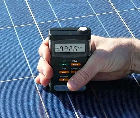 Zonne-energie stralingsmeter PCE-SPM 1 in werking