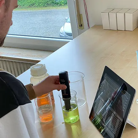 Wateranalyse meter in gebruik