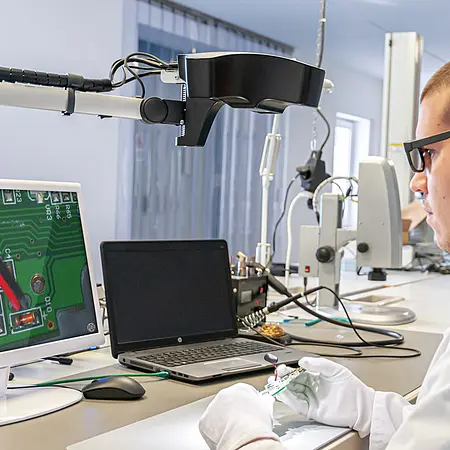 Microscoop PCE-OVM 3D in gebruik
