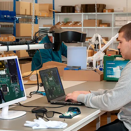 Microscoop PCE-OVM 3D in gebruik