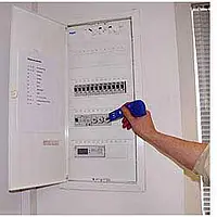 Tester tijdens het zoeken naar een telefoonlijn van de kabeldetector.