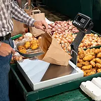 pakketweegschaal in gebruik