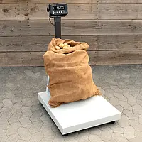 Pakketweegschaal in gebruik