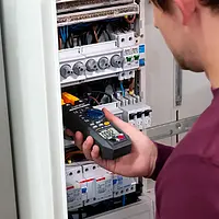 Multimeter in gebruik