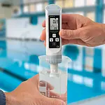 Wateranalyse meter in gebruik