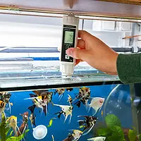 wateranalyse meter in gebruik