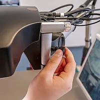 Microscoop PCE-OVM 3D in gebruik