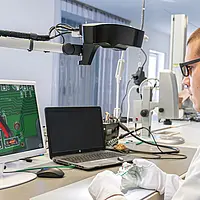 Microscoop PCE-OVM 3D in gebruik