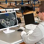 Microscoop PCE-OVM 3D in gebruik