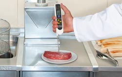 Control of the core temperature of food with infrared food thermometer.