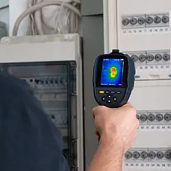 Infrared Thermometer PCE-TC 33N measurement of a fuse
