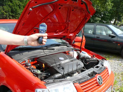 Medición de las revoluciones de un motor por medio del medidor de automoción para revoluciones de mano PCE-AT 5.