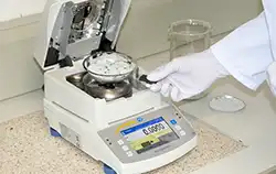 Analizador de humedad PCE-MA 110 durante la calibración.