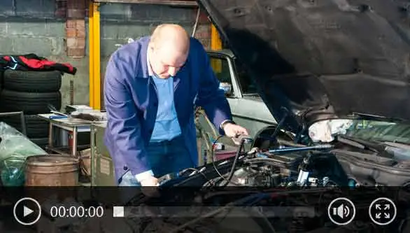 Inspección de un motor con una cámara endoscópcia