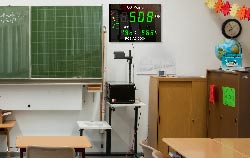 Indicador de gran formato para la medición de CO2 en aulas.