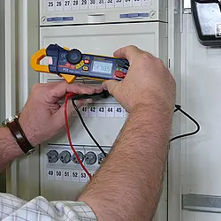 Amperímetro midiendo en un cuadro eléctrico